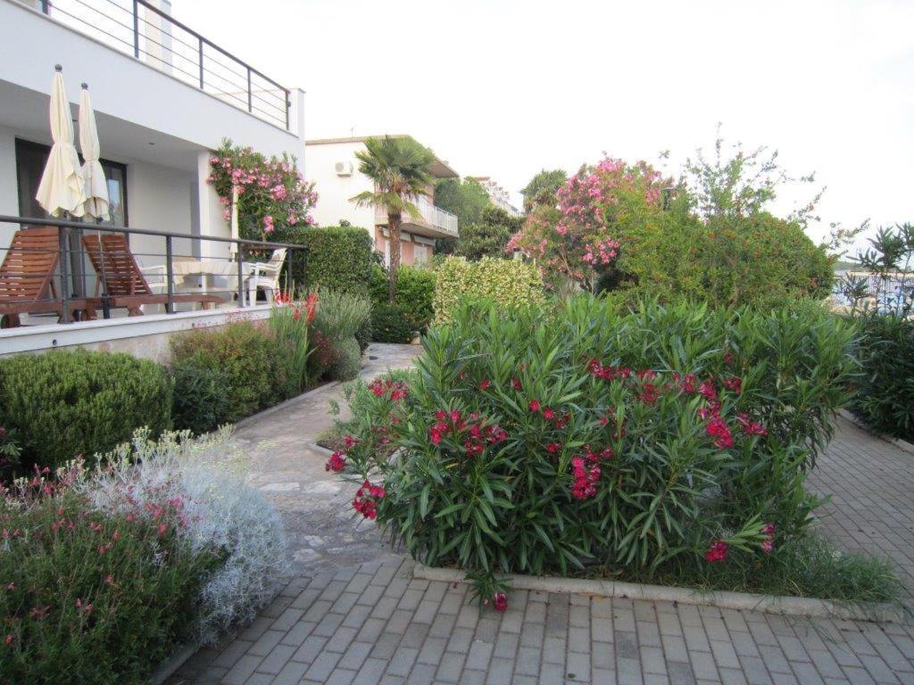 Midavkl Apartment Pirovac Bagian luar foto