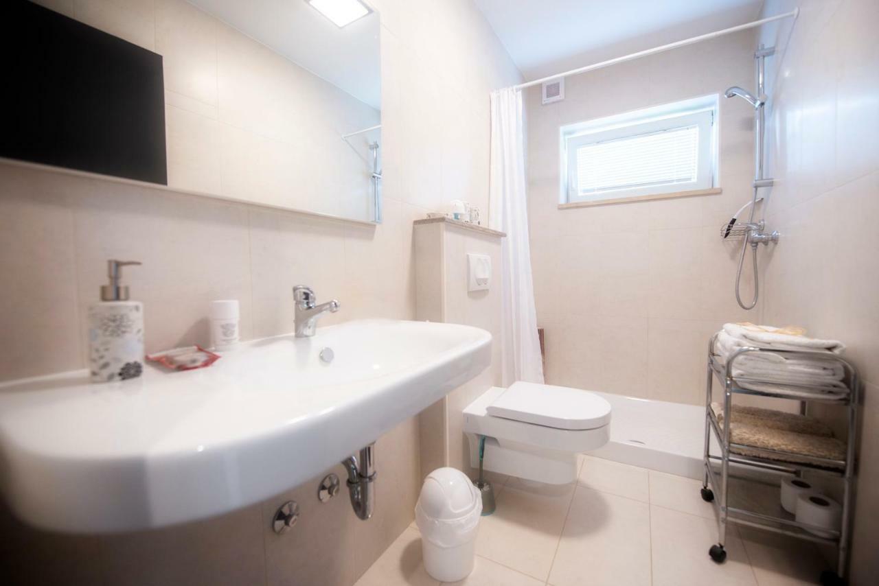 Midavkl Apartment Pirovac Bagian luar foto