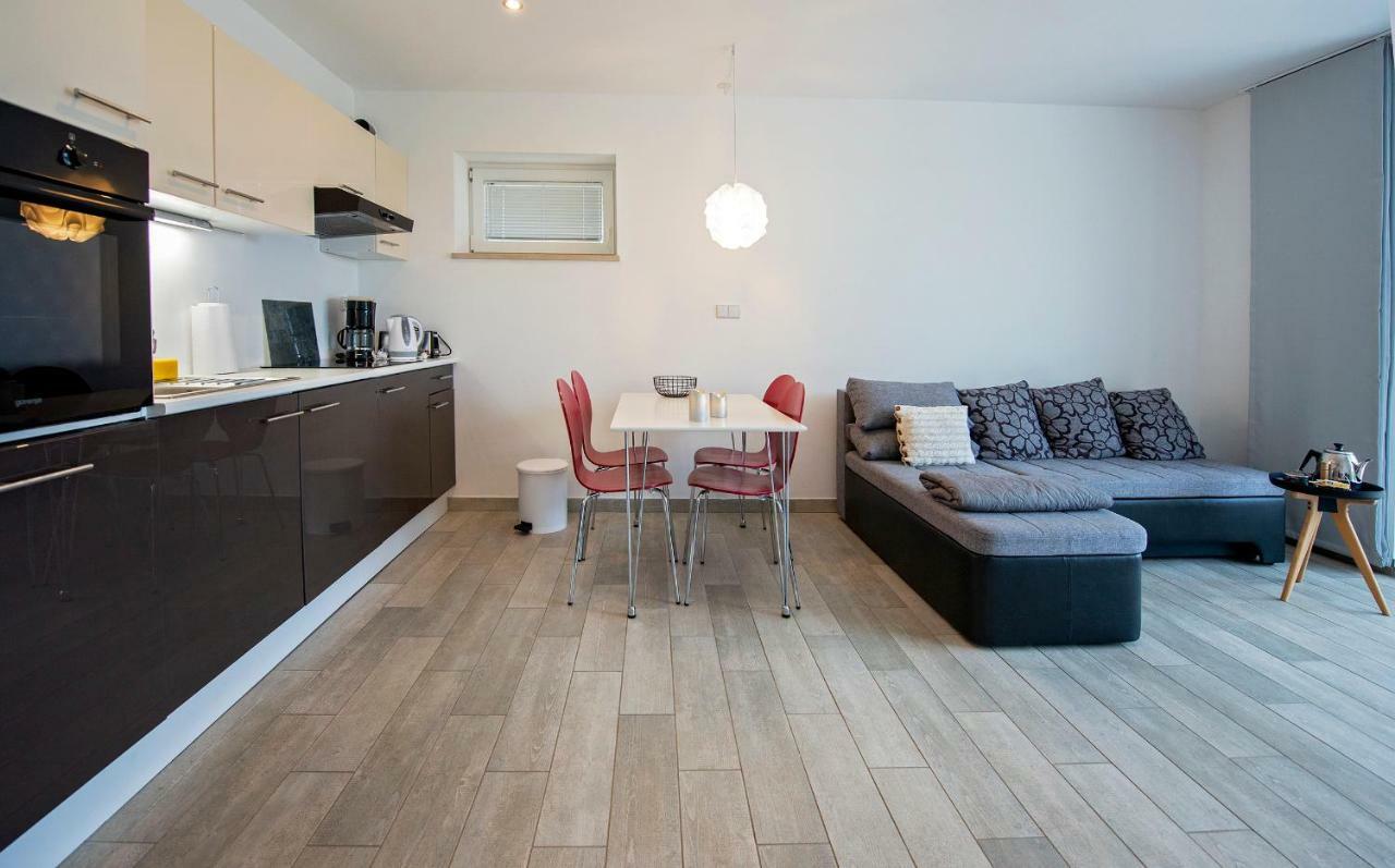 Midavkl Apartment Pirovac Bagian luar foto