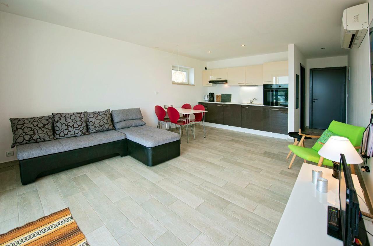 Midavkl Apartment Pirovac Bagian luar foto