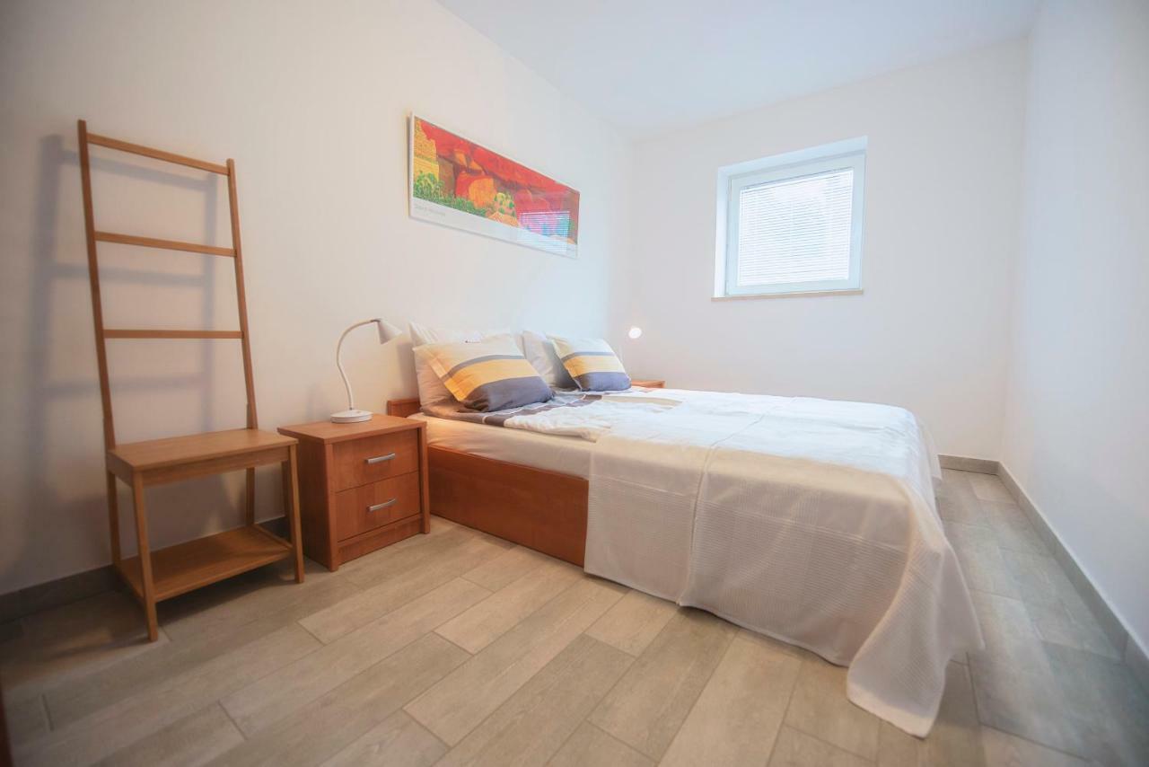 Midavkl Apartment Pirovac Bagian luar foto